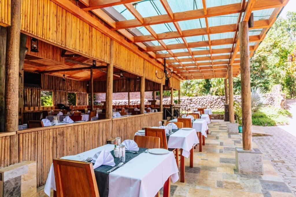 Under The Shade Safari Lodge